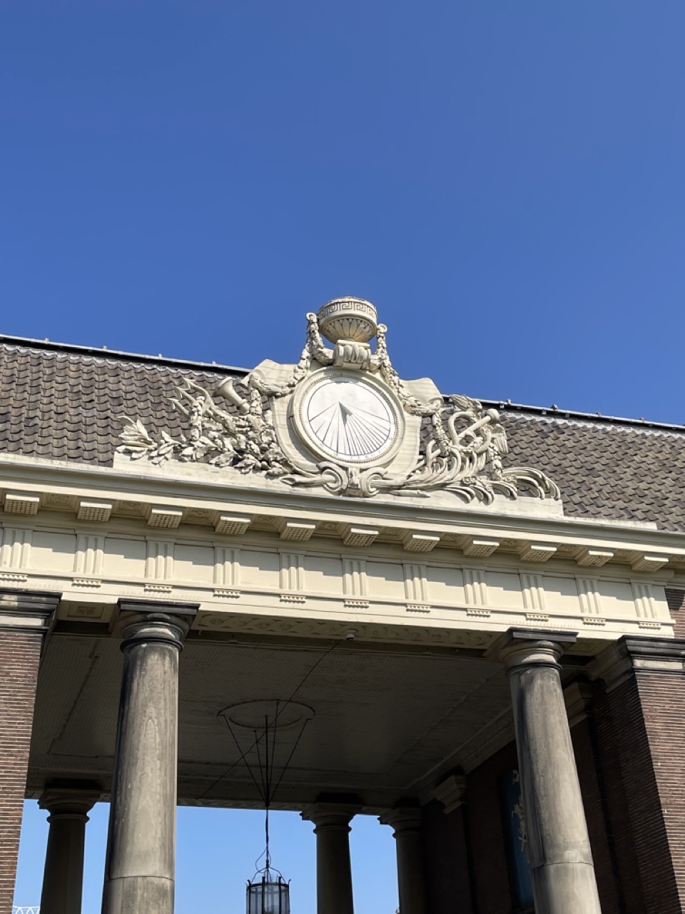 日晷左边是海王,右边权杖和双蛇是贸易