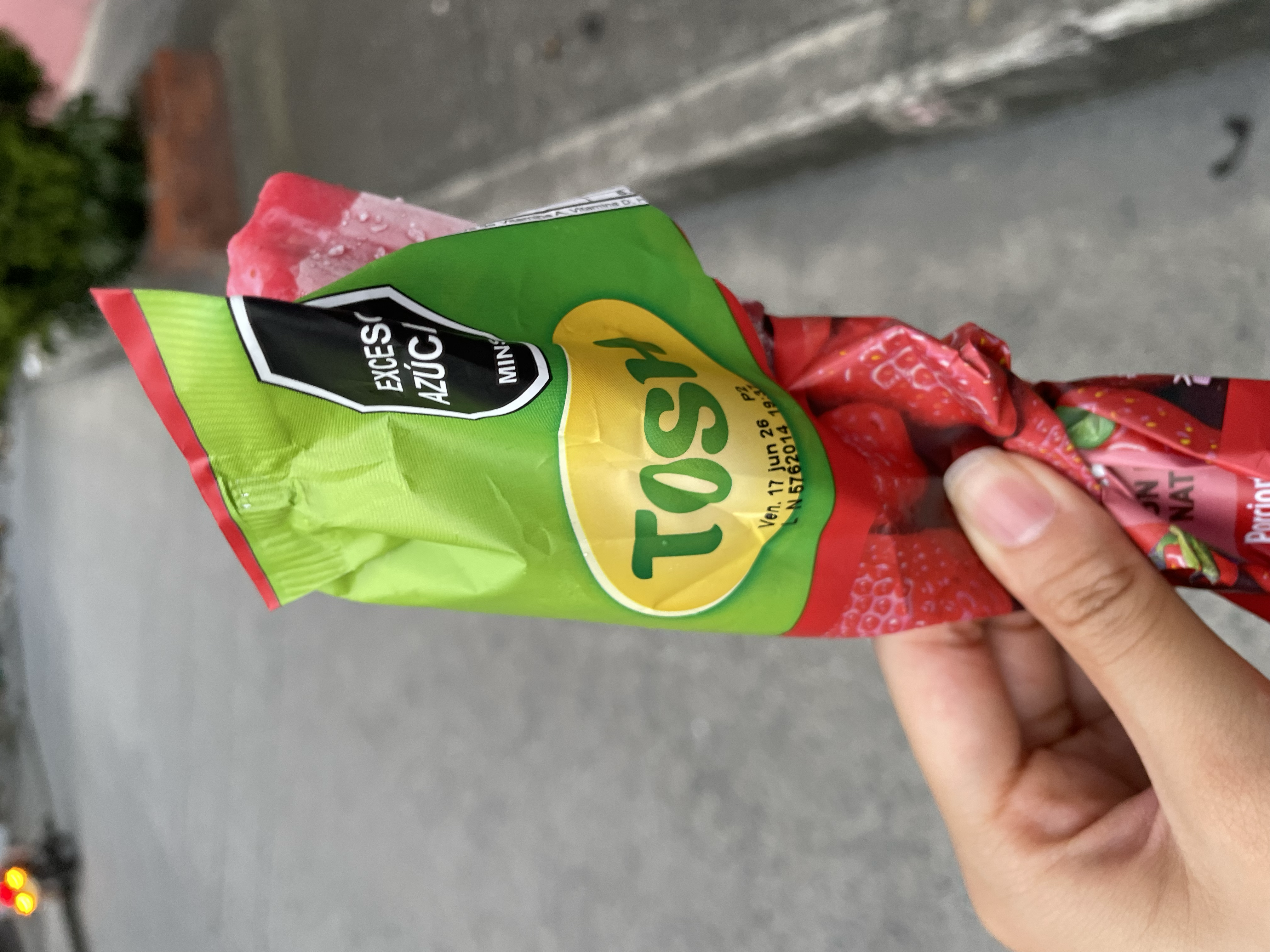跟着前面排队小姐姐买的草莓冰棒,好吃
