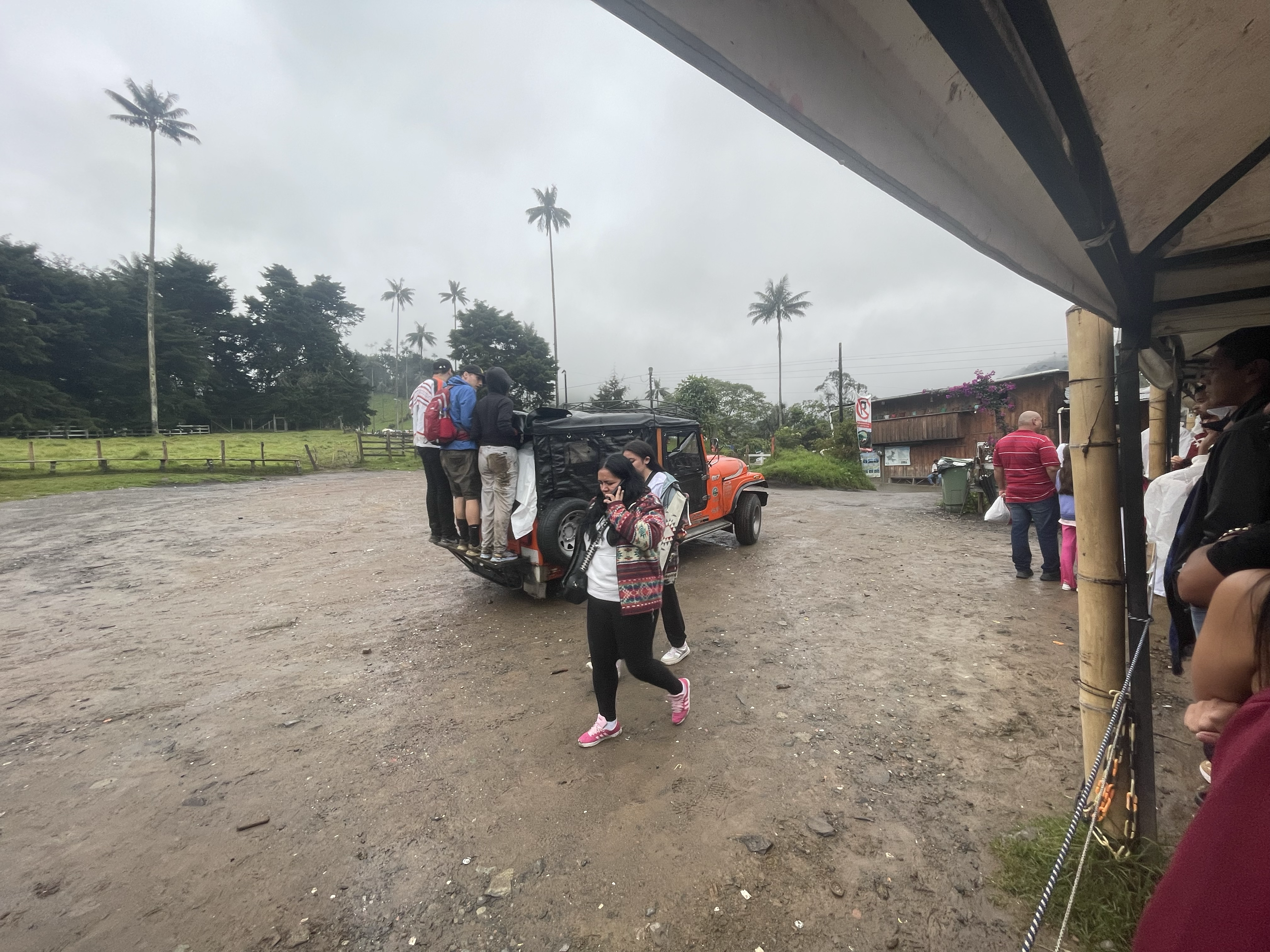 等车ing,没地儿坐就站后面